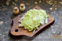 Фото приготовления рецепта: Салат с капустой, крабовыми палочками, огурцами и арахисом - шаг №2