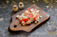 Фото приготовления рецепта: Салат с капустой, крабовыми палочками, огурцами и арахисом - шаг №4