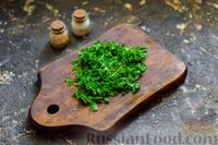 Фото приготовления рецепта: Салат с капустой, крабовыми палочками, огурцами и арахисом - шаг №5