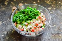 Фото приготовления рецепта: Салат с капустой, крабовыми палочками, огурцами и арахисом - шаг №6