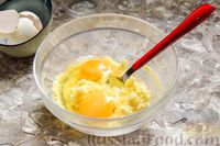 Фото приготовления рецепта: Сдобный сахарный пирог с изюмом и сливочной заливкой - шаг №8