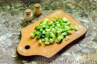 Фото приготовления рецепта: Салат с кальмарами, авокадо, болгарским перцем и огурцом - шаг №4
