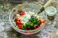 Фото приготовления рецепта: Салат с кальмарами, авокадо, болгарским перцем и огурцом - шаг №9