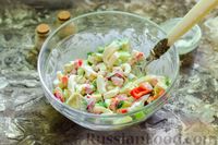 Фото приготовления рецепта: Салат с кальмарами, авокадо, болгарским перцем и огурцом - шаг №10