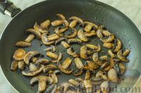 Фото приготовления рецепта: Свинина, запечённая с грибами, под сыром - шаг №8