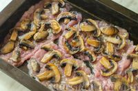 Фото приготовления рецепта: Свинина, запечённая с грибами, под сыром - шаг №13