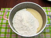 Фото приготовления рецепта: Медовый торт с кремом из варёной сгущёнки - шаг №8