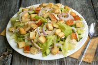 Фото приготовления рецепта: Салат с курицей, огурцами, сыром и сухариками - шаг №15