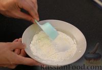 Фото приготовления рецепта: Пирог с клубникой и штрейзелем - шаг №4