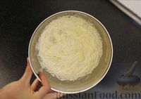Фото приготовления рецепта: Пирог с клубникой и штрейзелем - шаг №5