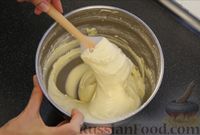 Фото приготовления рецепта: Пирог с клубникой и штрейзелем - шаг №9