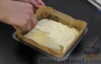 Фото приготовления рецепта: Пирог с клубникой и штрейзелем - шаг №11