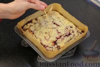 Фото приготовления рецепта: Пирог с клубникой и штрейзелем - шаг №15