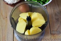 Фото приготовления рецепта: Картофельные оладьи со стручковой фасолью - шаг №3
