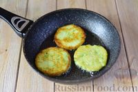 Фото приготовления рецепта: Картофельные оладьи со стручковой фасолью - шаг №12