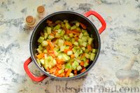 Фото приготовления рецепта: Суп с консервированной фасолью, кабачками и помидорами - шаг №7