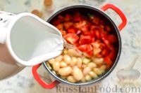 Фото приготовления рецепта: Суп с консервированной фасолью, кабачками и помидорами - шаг №9