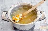Фото приготовления рецепта: Куриный суп с молодым картофелем и яйцом - шаг №5