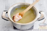 Фото приготовления рецепта: Куриный суп с молодым картофелем и яйцом - шаг №7