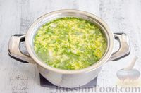 Фото приготовления рецепта: Куриный суп с молодым картофелем и яйцом - шаг №10