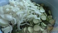 Фото приготовления рецепта: Маринованные огурцы с луком в томатном соусе (на зиму) - шаг №2