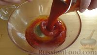 Фото приготовления рецепта: Маринованные огурцы с луком в томатном соусе (на зиму) - шаг №3