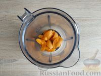 Фото приготовления рецепта: Абрикосовый смузи с апельсином и мороженым - шаг №4