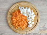 Фото приготовления рецепта: "Лапша" из кабачков с луком, морковью и яйцами - шаг №2