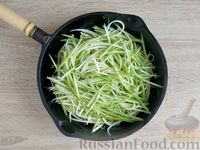 Фото приготовления рецепта: "Лапша" из кабачков с луком, морковью и яйцами - шаг №5