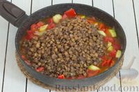 Фото приготовления рецепта: Чечевица с кабачком, сладким перцем и помидорами - шаг №10