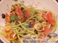 Фото приготовления рецепта: Салат с жареными креветками и пармезаном - шаг №11