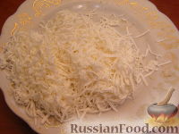 Фото приготовления рецепта: Салат-закуска из сыра с кунжутом и маслинами - шаг №2