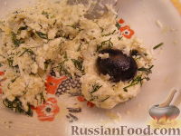 Фото приготовления рецепта: Салат-закуска из сыра с кунжутом и маслинами - шаг №6