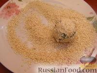 Фото приготовления рецепта: Салат-закуска из сыра с кунжутом и маслинами - шаг №7
