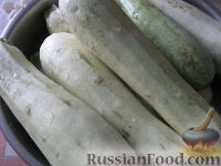 Фото приготовления рецепта: Индейка, тушенная с грибами и овощами в томатно-сметанном соусе - шаг №3