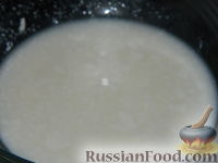 Фото приготовления рецепта: Пышные оладьи на молоке - шаг №3