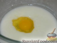 Фото приготовления рецепта: Пышные оладьи на молоке - шаг №4