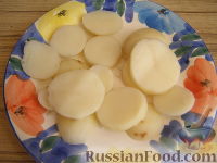 Фото приготовления рецепта: Запеканка-омлет с картошкой и колбасой - шаг №1