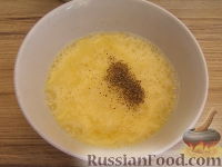 Фото приготовления рецепта: Запеканка-омлет с картошкой и колбасой - шаг №6