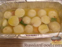 Фото приготовления рецепта: Запеканка-омлет с картошкой и колбасой - шаг №7