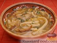 Фото к рецепту: Суп из сушеных грибов с лапшой