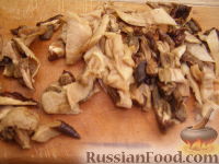 Фото приготовления рецепта: Суп из сушеных грибов с лапшой - шаг №5