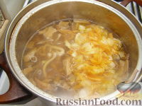 Фото приготовления рецепта: Суп из сушеных грибов с лапшой - шаг №8
