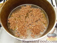 Фото приготовления рецепта: Гречневая каша, тушенная с овощами - шаг №8