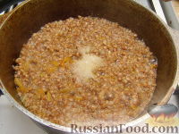 Фото приготовления рецепта: Гречневая каша, тушенная с овощами - шаг №9