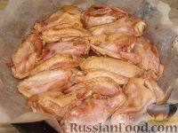 Фото приготовления рецепта: Куриные крылышки в медово-соевом соусе - шаг №4