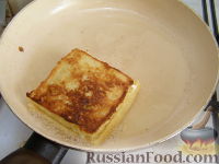 Фото приготовления рецепта: Французские тосты с бананами и сыром - шаг №9