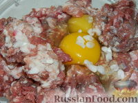 Фото приготовления рецепта: Мясные котлеты с сыром в вафельной "шубе" - шаг №4