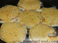 Фото приготовления рецепта: Мясные котлеты с сыром в вафельной "шубе" - шаг №13