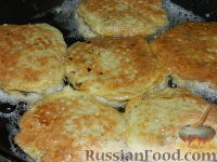 Фото приготовления рецепта: Мясные котлеты с сыром в вафельной "шубе" - шаг №14